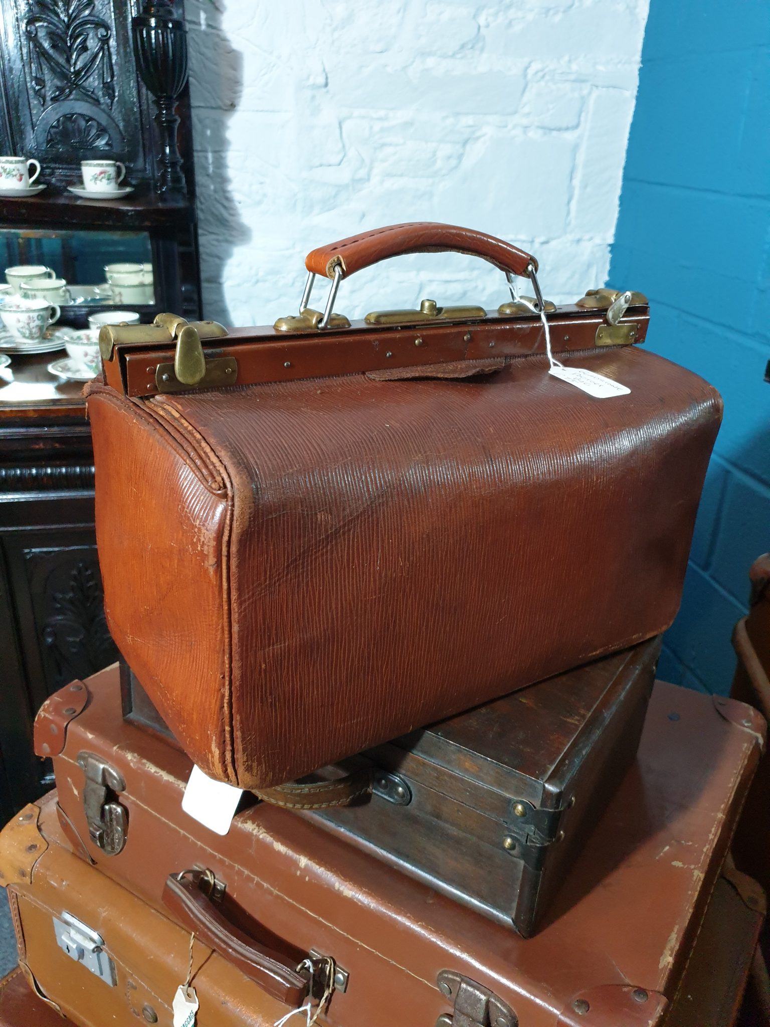 Leather Doctors Bag (Gladstone) - HUGH DOYLE ANTIQUES AND COLLECTABLES