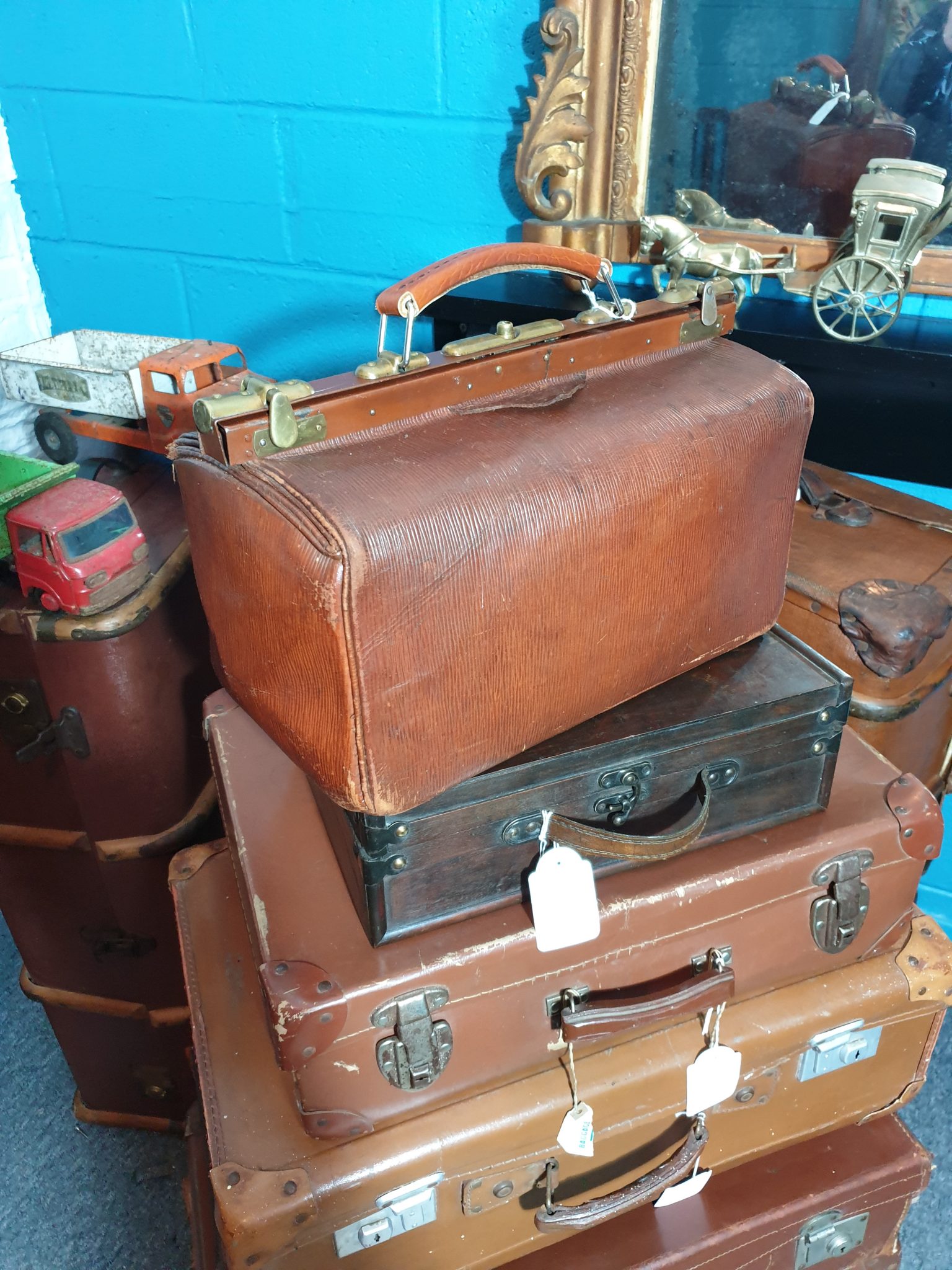 Leather Doctors Bag (Gladstone) - HUGH DOYLE ANTIQUES AND COLLECTABLES